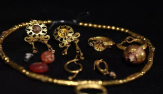 Ancient jewelry from Mount Scopus excavation displayed at Archaeological Congress