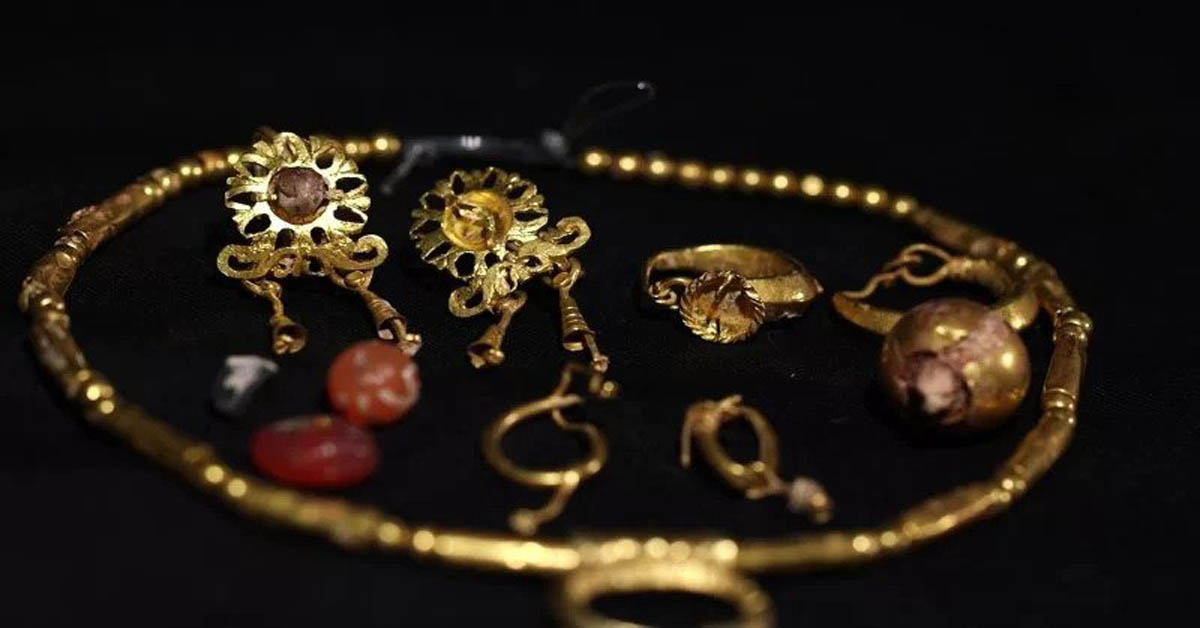 Ancient jewelry from Mount Scopus excavation displayed at Archaeological Congress